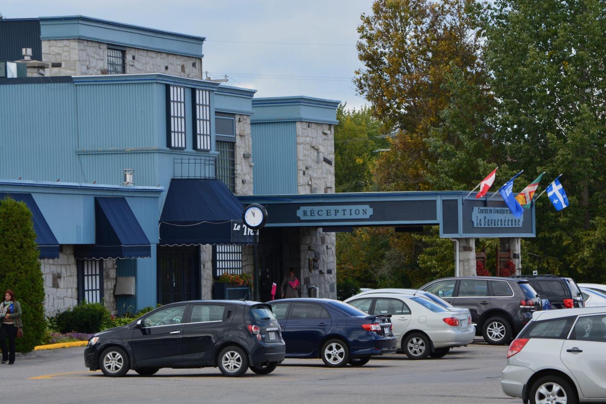 La Sagueneenne - Hotel Et Centre De Congres Chicoutimi エクステリア 写真